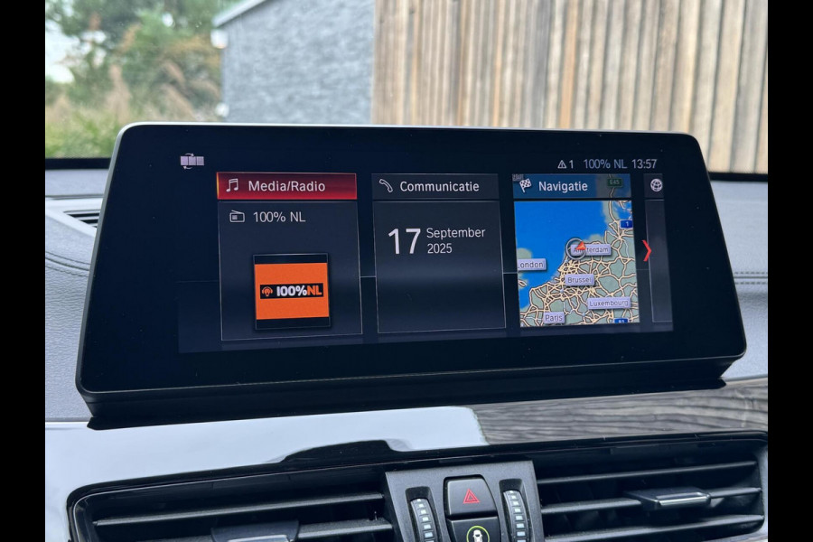 BMW X1 sDrive20i Business Edition Automaat Sport Line | HUD | LED verlichting | Sportstoelen | Head-up display | 18 inch lichtmetalen v