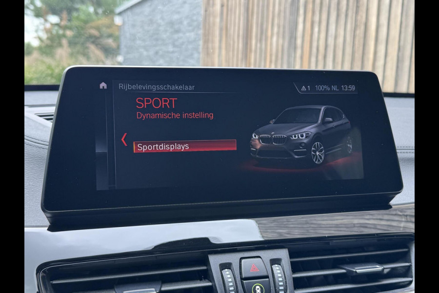 BMW X1 sDrive20i Business Edition Automaat Sport Line | HUD | LED verlichting | Sportstoelen | Head-up display | 18 inch lichtmetalen v