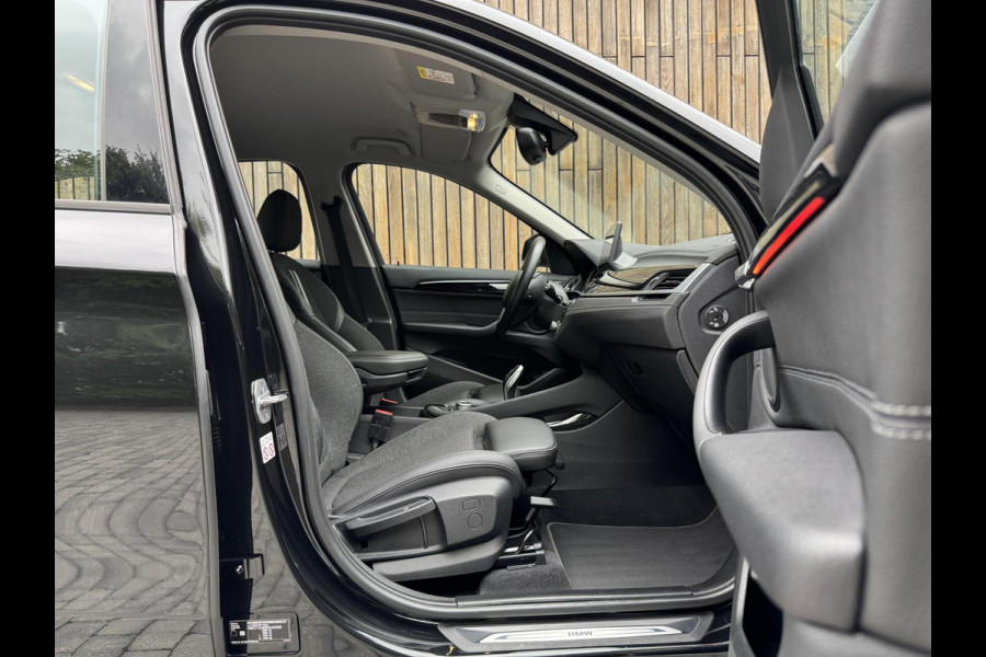 BMW X1 sDrive20i Business Edition Automaat Sport Line | HUD | LED verlichting | Sportstoelen | Head-up display | 18 inch lichtmetalen v