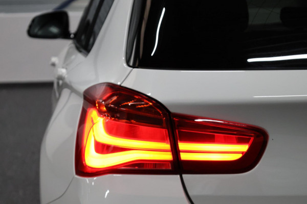 BMW 1-serie M140i xDrive LED/SCHUIFDAK/HARMAN/LEER+S.VERWARMING/19" LMV/CAM/CRUISE/ECC/12 MND GARANTIE!
