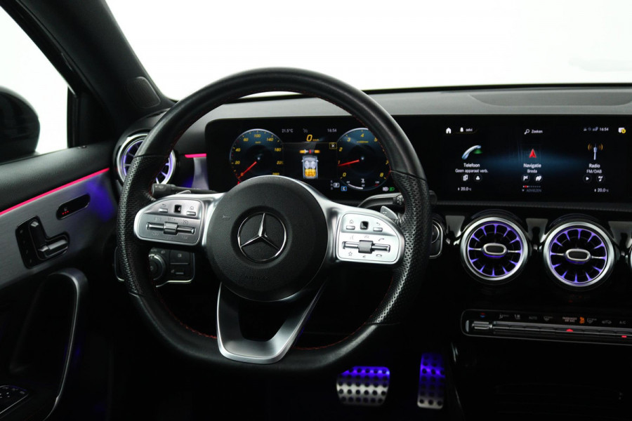 Mercedes-Benz A-Klasse 180 Business Solution AMG (PANORAMADAK, SFEERVERLICHTING, STOELVERWARMING, ELEKTR STOELEN, CAMERA)