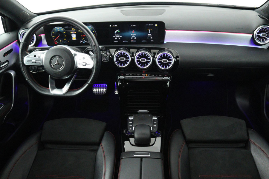 Mercedes-Benz A-Klasse 180 Business Solution AMG (PANORAMADAK, SFEERVERLICHTING, STOELVERWARMING, ELEKTR STOELEN, CAMERA)