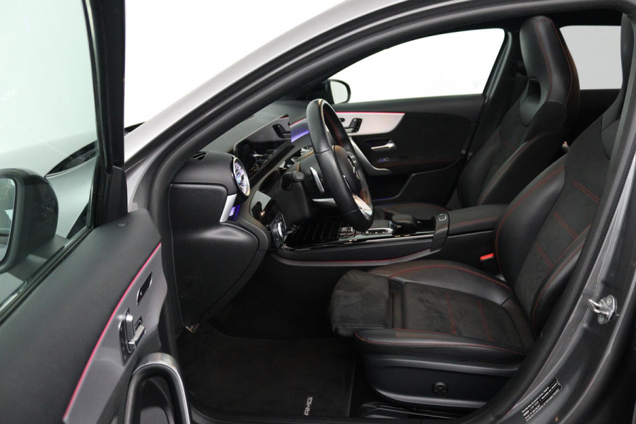 Mercedes-Benz A-Klasse 180 Business Solution AMG (PANORAMADAK, SFEERVERLICHTING, STOELVERWARMING, ELEKTR STOELEN, CAMERA)