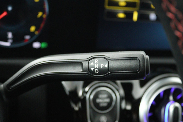 Mercedes-Benz A-Klasse 180 Business Solution AMG (PANORAMADAK, SFEERVERLICHTING, STOELVERWARMING, ELEKTR STOELEN, CAMERA)