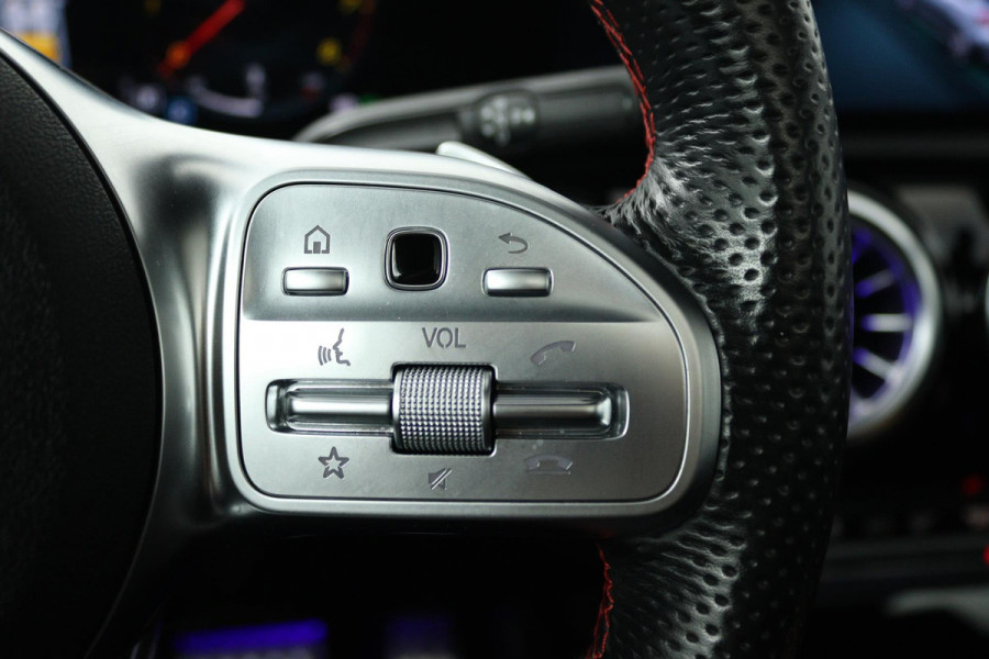 Mercedes-Benz A-Klasse 180 Business Solution AMG (PANORAMADAK, SFEERVERLICHTING, STOELVERWARMING, ELEKTR STOELEN, CAMERA)