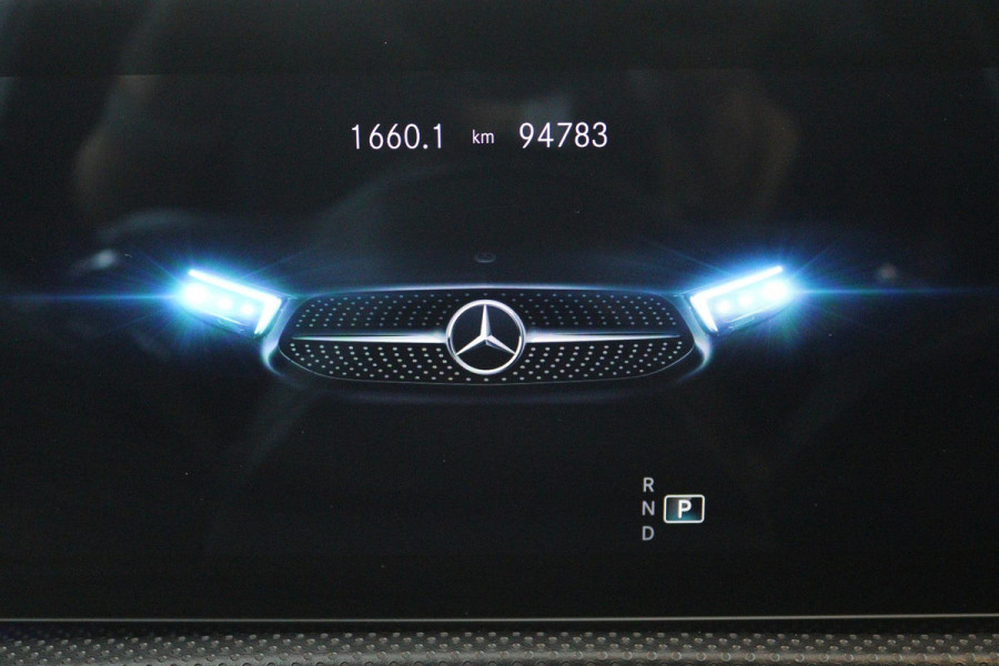 Mercedes-Benz A-Klasse 180 Business Solution AMG (PANORAMADAK, SFEERVERLICHTING, STOELVERWARMING, ELEKTR STOELEN, CAMERA)