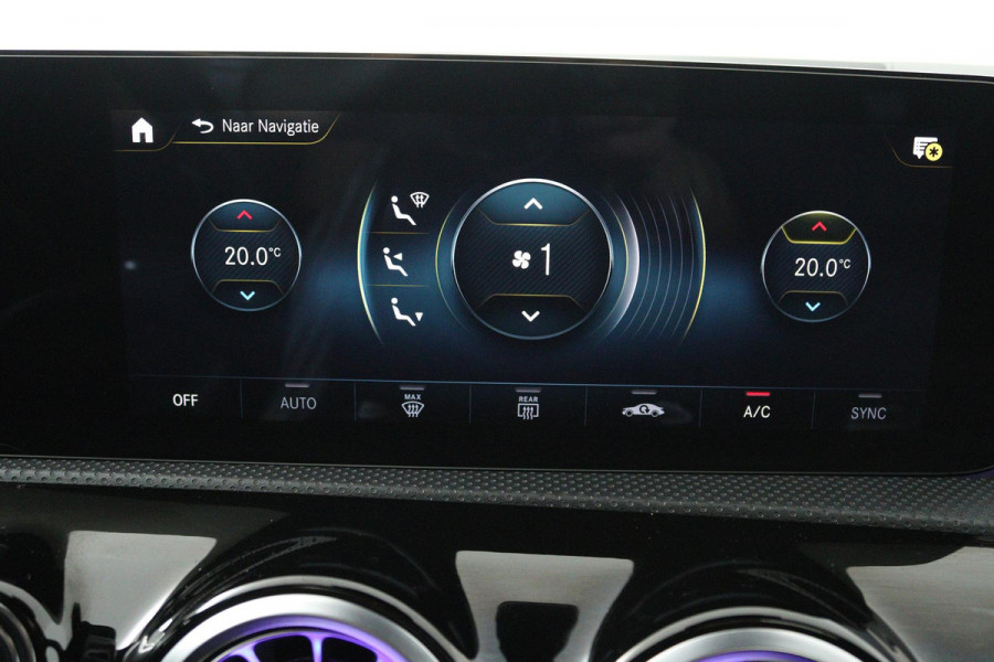 Mercedes-Benz A-Klasse 180 Business Solution AMG (PANORAMADAK, SFEERVERLICHTING, STOELVERWARMING, ELEKTR STOELEN, CAMERA)