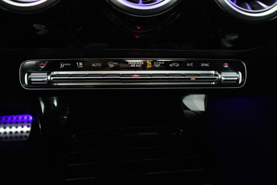 Mercedes-Benz A-Klasse 180 Business Solution AMG (PANORAMADAK, SFEERVERLICHTING, STOELVERWARMING, ELEKTR STOELEN, CAMERA)