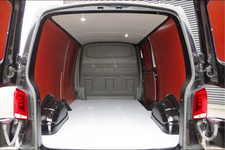 Volkswagen Transporter 2.0 TDI L2 150PK AUT. CAMERA, TREKHAAK, NAVI, CRUISE, AIRCO, PARKEERSENSOREN, APPLE CARPLAY, NL AUTO, NAP