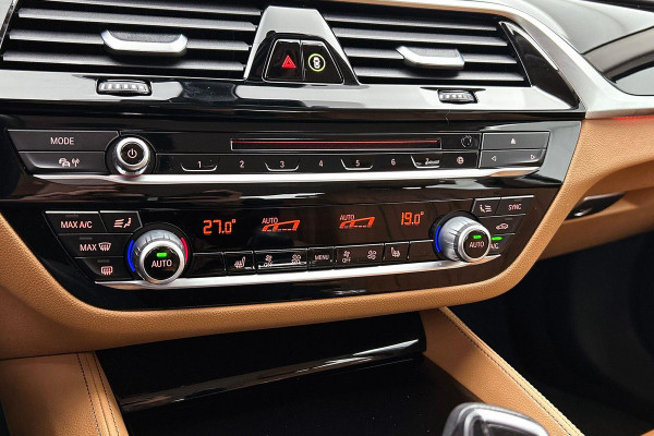 BMW 5 Serie 520d High Executive(NL-auto, Dealer OnderH, Comfort Zetels, Stuur/stoel Verwarming, 360 camera, active Cruise, Etc)