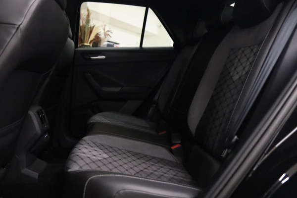 Volkswagen T-Roc 1.5 TSI BLACK STYLE 3X R-LINE PANO/IQ/CARPLAY/DODEHOEK/VOL