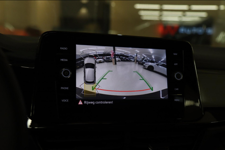 Volkswagen T-Roc 1.5 TSI BLACK STYLE 3X R-LINE PANO/IQ/CARPLAY/DODEHOEK/VOL