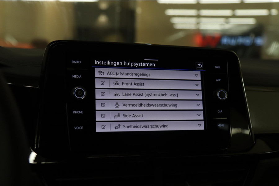 Volkswagen T-Roc 1.5 TSI BLACK STYLE 3X R-LINE PANO/IQ/CARPLAY/DODEHOEK/VOL