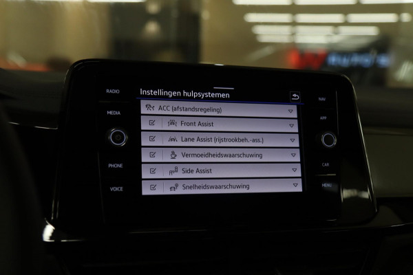 Volkswagen T-Roc 1.5 TSI BLACK STYLE 3X R-LINE PANO/IQ/CARPLAY/DODEHOEK/VOL