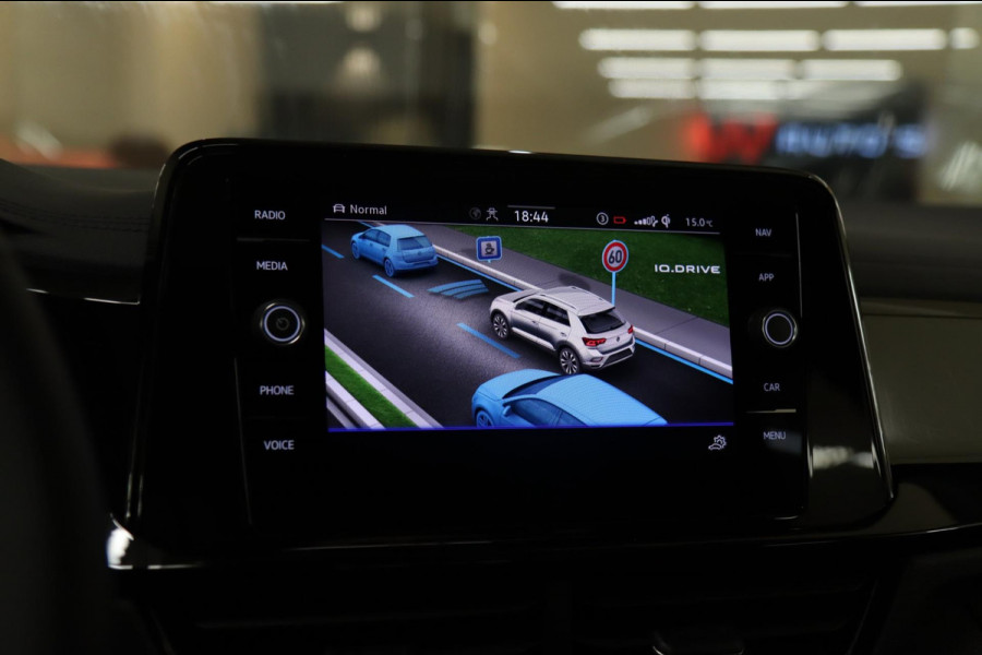 Volkswagen T-Roc 1.5 TSI BLACK STYLE 3X R-LINE PANO/IQ/CARPLAY/DODEHOEK/VOL