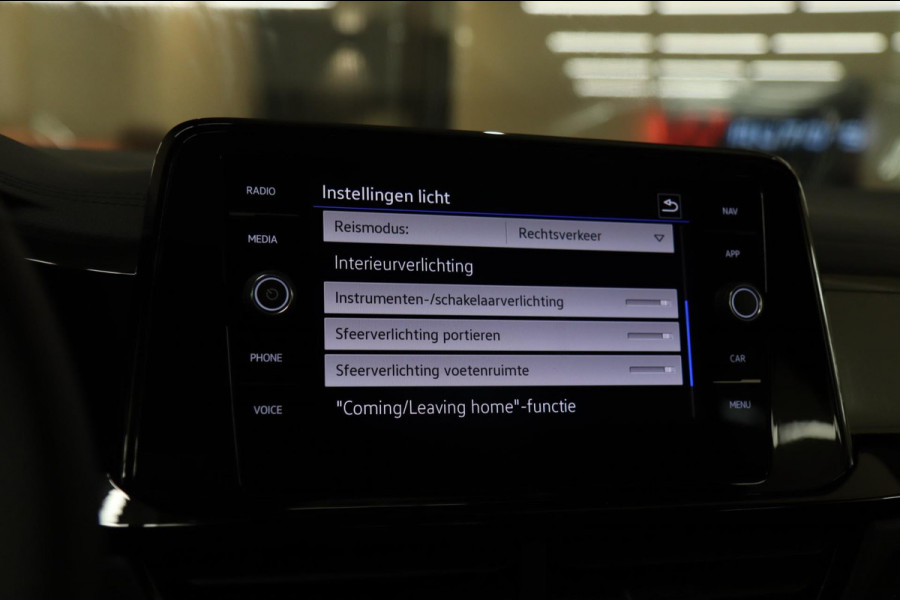 Volkswagen T-Roc 1.5 TSI BLACK STYLE 3X R-LINE PANO/IQ/CARPLAY/DODEHOEK/VOL