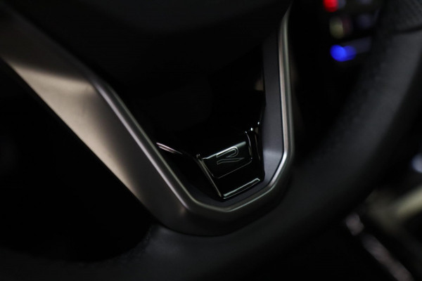 Volkswagen T-Roc 1.5 TSI BLACK STYLE 3X R-LINE PANO/IQ/CARPLAY/DODEHOEK/VOL