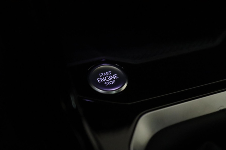 Volkswagen T-Roc 1.5 TSI BLACK STYLE 3X R-LINE PANO/IQ/CARPLAY/DODEHOEK/VOL