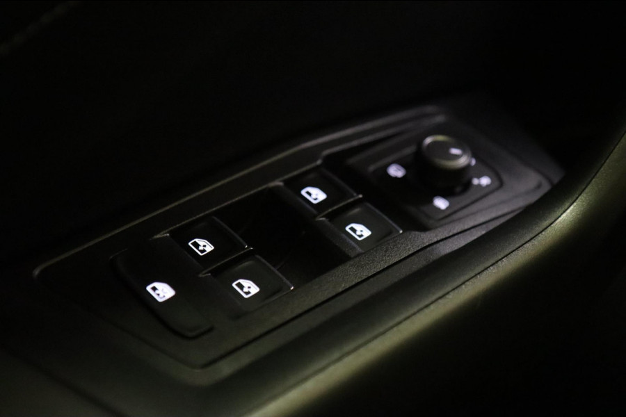 Volkswagen T-Roc 1.5 TSI BLACK STYLE 3X R-LINE PANO/IQ/CARPLAY/DODEHOEK/VOL