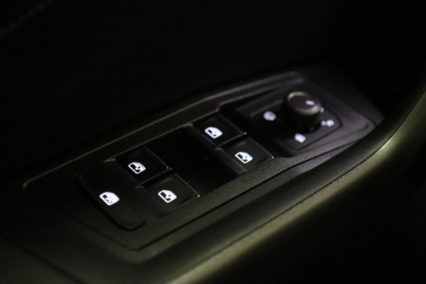 Volkswagen T-Roc 1.5 TSI BLACK STYLE 3X R-LINE PANO/IQ/CARPLAY/DODEHOEK/VOL