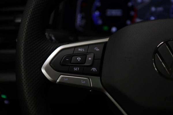 Volkswagen T-Roc 1.5 TSI BLACK STYLE 3X R-LINE PANO/IQ/CARPLAY/DODEHOEK/VOL