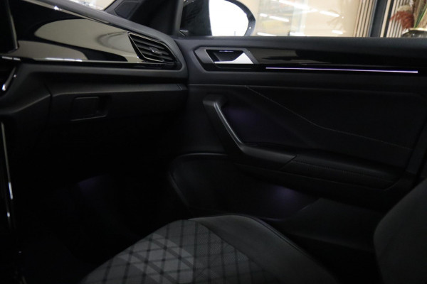 Volkswagen T-Roc 1.5 TSI BLACK STYLE 3X R-LINE PANO/IQ/CARPLAY/DODEHOEK/VOL