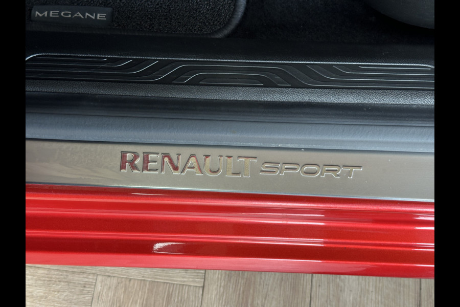 Renault MEGANE Estate 1.6 TCe 205pk GT | Groot Navi | 18 inch | Bose | Pano | Dodehoek | Led | Volledig dealer onderhouden!