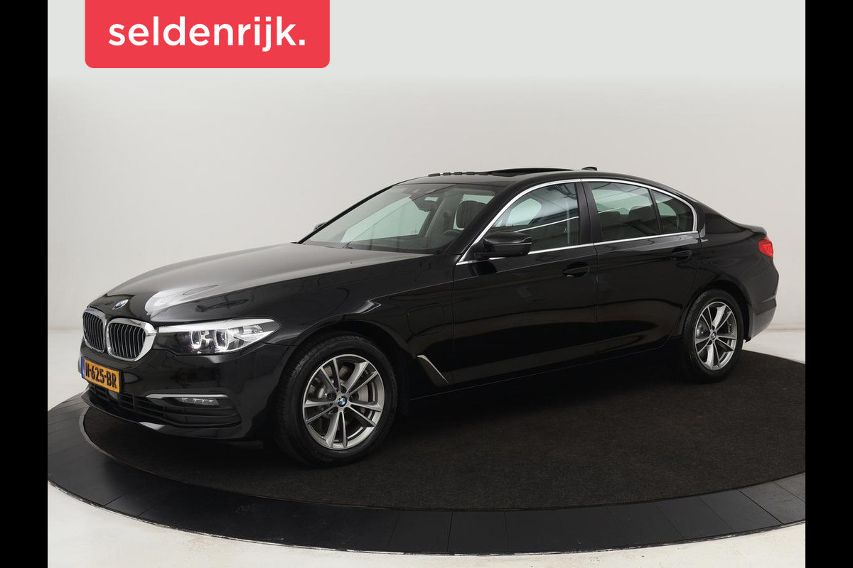 BMW 5 Serie 530e iPerformance High Executive | Panoramadak | Automaat | Carplay | Navigatie | Leder | Stoelverwarming | Stoelventilatie | Sfeerverlichting | LED | PHEV | LMV 17 inch | Camera | Adaptive cruise |