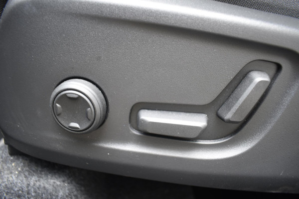 Volvo XC40 B4 211PK Plus Dark / Navigatie / Adaptive Cruise / Harman Kardon / Stuur & Stoelverwarming / Elektrische achterklep / Achteruitrijcamera / Trekhaak / Elektrische stoelverst. met geheugen