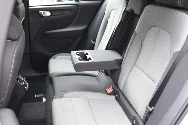 Volvo XC40 B4 211PK Plus Dark / Navigatie / Adaptive Cruise / Harman Kardon / Stuur & Stoelverwarming / Elektrische achterklep / Achteruitrijcamera / Trekhaak / Elektrische stoelverst. met geheugen
