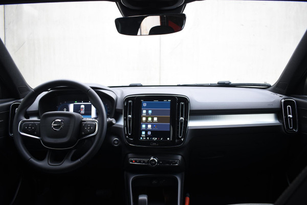 Volvo XC40 B4 211PK Plus Dark / Navigatie / Adaptive Cruise / Harman Kardon / Stuur & Stoelverwarming / Elektrische achterklep / Achteruitrijcamera / Trekhaak / Elektrische stoelverst. met geheugen