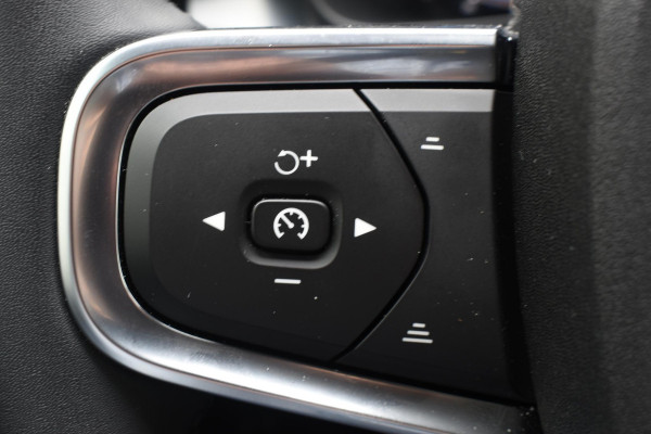 Volvo XC40 B4 211PK Plus Dark / Navigatie / Adaptive Cruise / Harman Kardon / Stuur & Stoelverwarming / Elektrische achterklep / Achteruitrijcamera / Trekhaak / Elektrische stoelverst. met geheugen