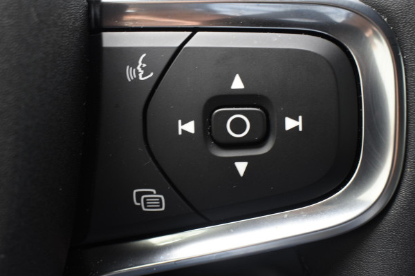 Volvo XC40 B4 211PK Plus Dark / Navigatie / Adaptive Cruise / Harman Kardon / Stuur & Stoelverwarming / Elektrische achterklep / Achteruitrijcamera / Trekhaak / Elektrische stoelverst. met geheugen