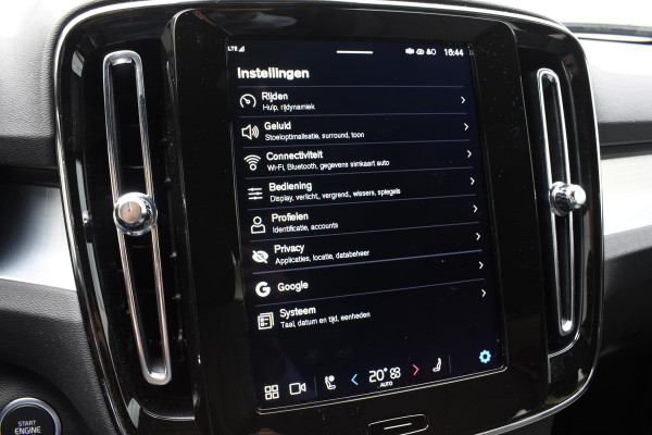 Volvo XC40 B4 211PK Plus Dark / Navigatie / Adaptive Cruise / Harman Kardon / Stuur & Stoelverwarming / Elektrische achterklep / Achteruitrijcamera / Trekhaak / Elektrische stoelverst. met geheugen
