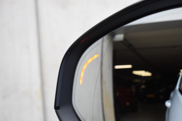 Volvo XC40 B4 211PK Plus Dark / Navigatie / Adaptive Cruise / Harman Kardon / Stuur & Stoelverwarming / Elektrische achterklep / Achteruitrijcamera / Trekhaak / Elektrische stoelverst. met geheugen