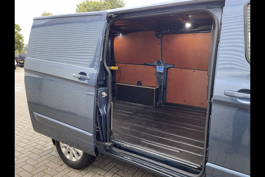 Ford Transit Custom 280 2.0 TDCI 130pk automaat L1H1 Limited / vaste prijs rijklaar € 17.950 ex btw / lease vanaf € 302 / airco / cruise / navi / camera / stoelverwarming / trekhaak !