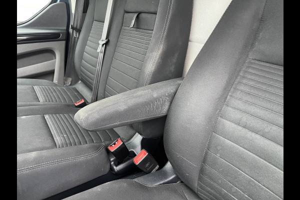Ford Transit Custom 280 2.0 TDCI 130pk automaat L1H1 Limited / vaste prijs rijklaar € 17.950 ex btw / lease vanaf € 302 / airco / cruise / navi / camera / stoelverwarming / trekhaak !