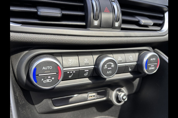 Alfa Romeo Giulia 2.0T 280 AWD Veloce | 19" Velgen | Panoramadak | Adas 2 | Carplay en Android Alfa Romeo Giulia 2.0T 280 AWD Veloce | 19" Velgen | Panoramadak | Adas 2 | Carplay en Android