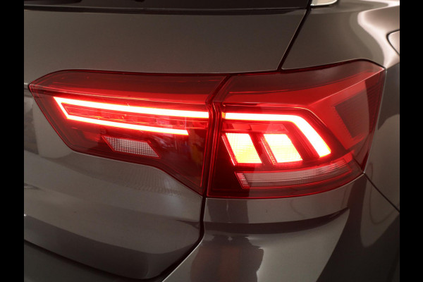 Volkswagen T-Roc 1.5 TSI Style 150 PK DSG | Trekhaak afneembaar | Navigatie | Stoel verwarming en massage | Alcantara |