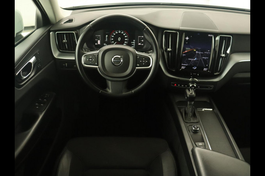Volvo XC60 2.0 D4 Momentum | Carplay | Camera | Climate control | Navigatie | Cruise control | Full LED | LMV 17 inch | Lane assist