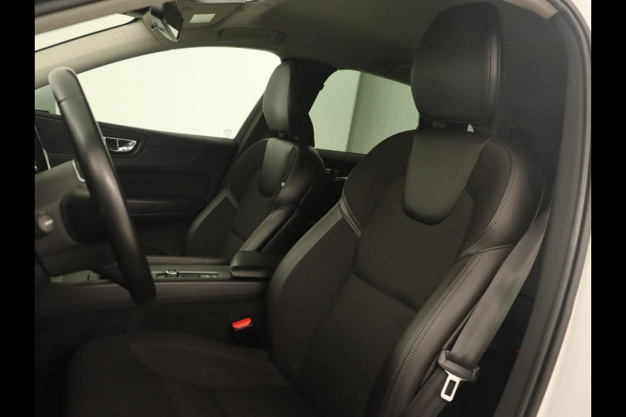 Volvo XC60 2.0 D4 Momentum | Carplay | Camera | Climate control | Navigatie | Cruise control | Full LED | LMV 17 inch | Lane assist