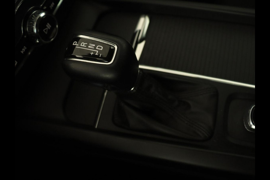 Volvo XC60 2.0 D4 Momentum | Carplay | Camera | Climate control | Navigatie | Cruise control | Full LED | LMV 17 inch | Lane assist