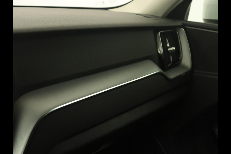 Volvo XC60 2.0 D4 Momentum | Carplay | Camera | Climate control | Navigatie | Cruise control | Full LED | LMV 17 inch | Lane assist