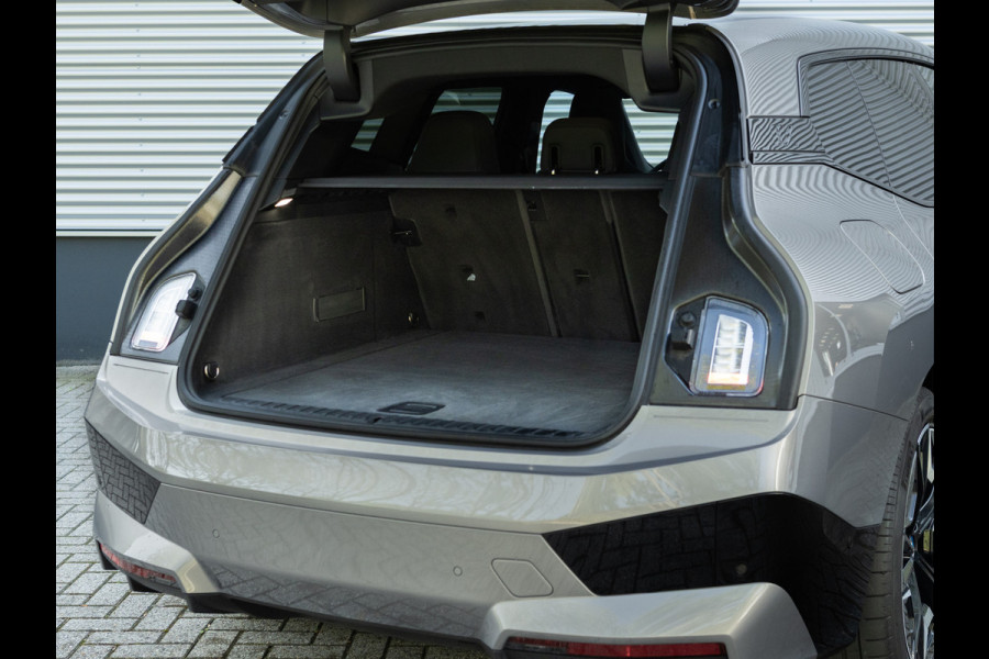BMW iX M60 High Executive - Pano - Trekhaak - 112kWh
