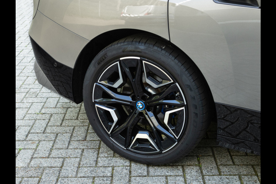 BMW iX M60 High Executive - Pano - Trekhaak - 112kWh