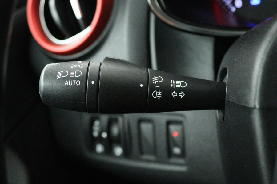 Renault Clio Estate 0.9 TCe Intens Sport (NAVIGATIE, CLIMA, PARKEERSENSOREN, LED, STUURBEDIENING)