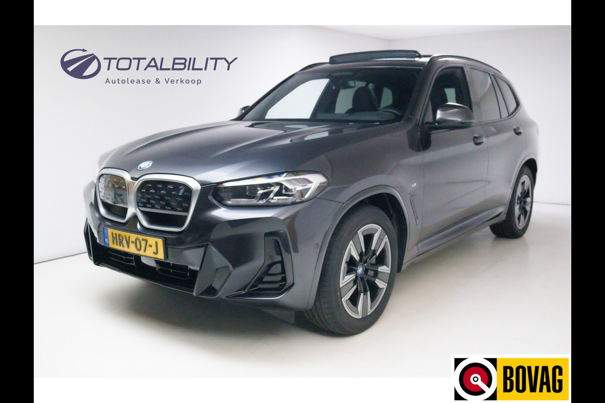 BMW iX3 M-Sport Shadowline 80 kWh 286 PK | Pano | Leer | Elect. stoelen best. met geh. | Camera | Parkeerassistent pakket Licht- en regensensor, PDC, Sportstoelen, Stoelverwarming, Led, Camera, Privacy glas