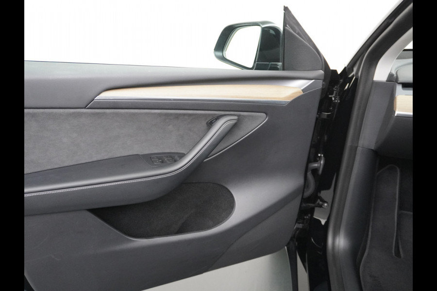 Tesla Model Y RWD LFP Warmtepomp Leder Panoramadak Memory Stoel+Stuurverwarming Camera's Navi Ecc Dog-Kampeer Modus Elek.Achterklep AMD Ryzen™ Processor Premium Audio 1e Eigenaar Origineel Nederlandse Auto