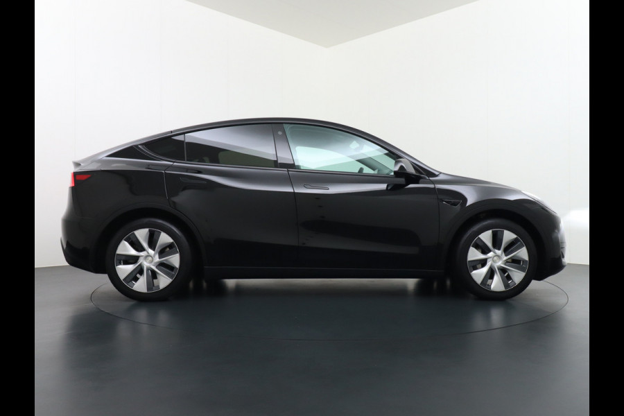 Tesla Model Y RWD LFP Warmtepomp Leder Panoramadak Memory Stoel+Stuurverwarming Camera's Navi Ecc Dog-Kampeer Modus Elek.Achterklep AMD Ryzen™ Processor Premium Audio 1e Eigenaar Origineel Nederlandse Auto