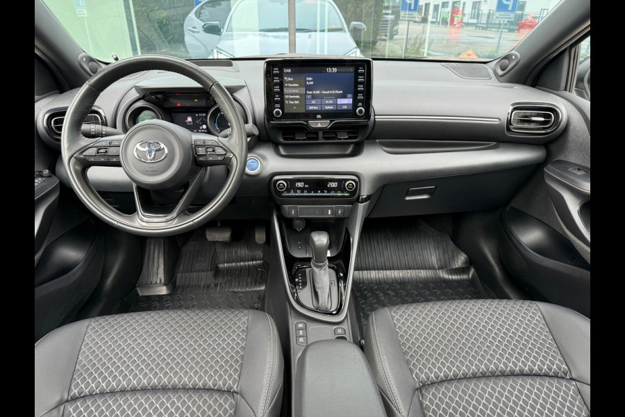 Toyota Yaris 1.5 Hybrid Executive - Automaat - Panoramadak- Navi - Trekhaak - Org.NL